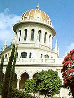 Zu sehen ist der Bahai-Tempel in Haifa mit blühenden Bäumen im Vordergrund.